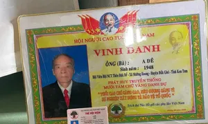 Bảng 'vinh danh' người cao tuổi giá 600 nghìn đồng