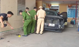 Ôtô lùi vào nhà dân, một người tử vong