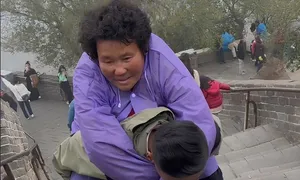 Bán nhà, cõng mẹ đi khắp đất nước